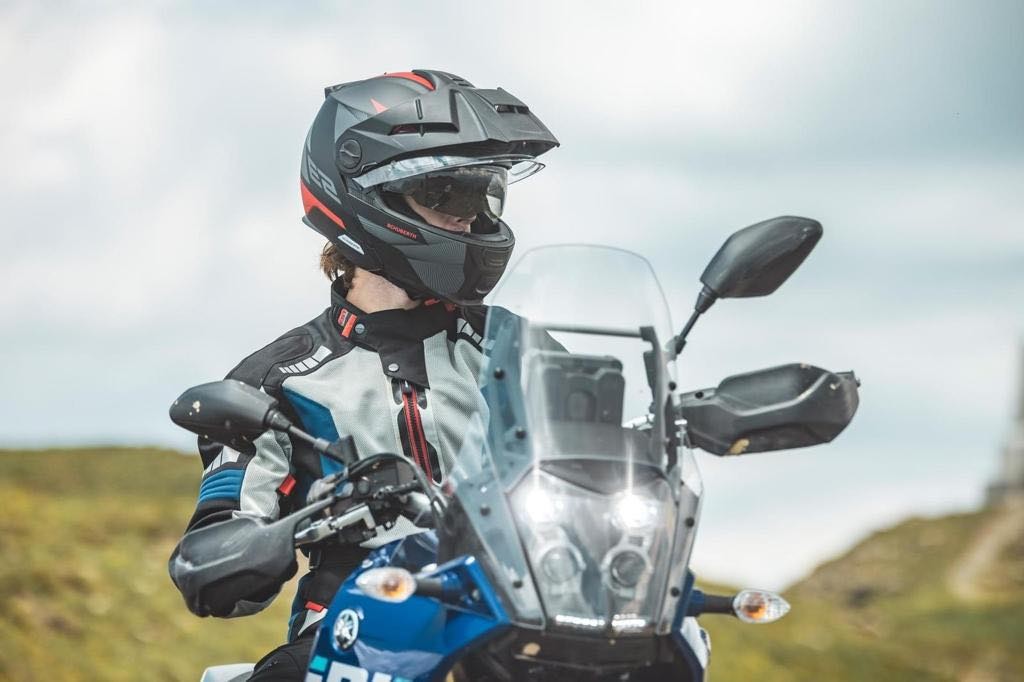 Schuberth E2: l’Adventure apribile